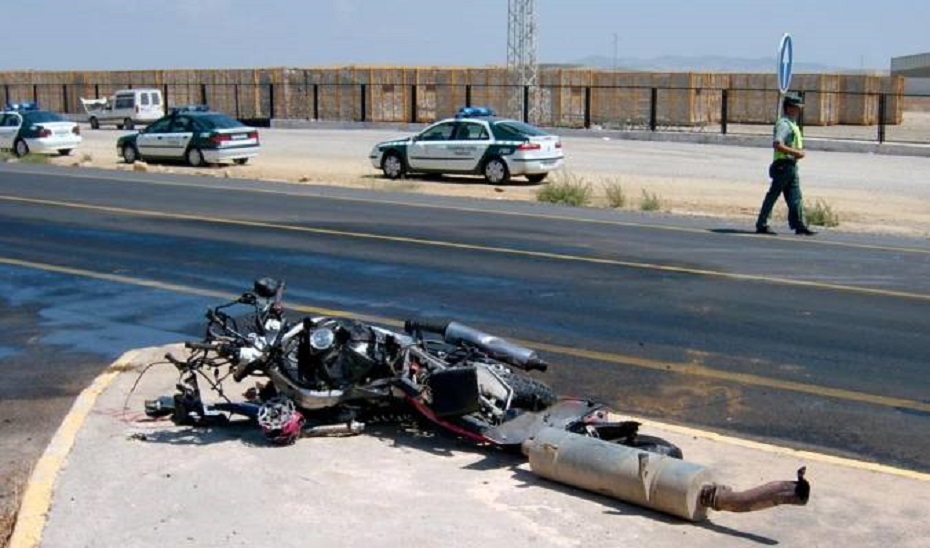 Imagen de archivo de un accidente de moto, junto agentes de la Guardia Civil. El Correo de Andalucía.